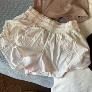 Lululemon hotty hot shorts 2.5” LR white